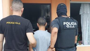 “Miguelitos”, uniformes de policía y hasta esposas tenía sospechoso de violentos asaltos