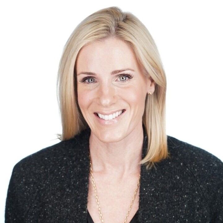 Kristen Cabot está en el ojo del huracán tras salir acurrucada con su jefe casado durante concierto de Coldplay