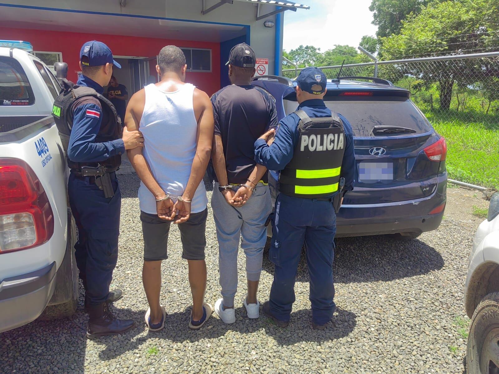 La Policía tenía un operativo cuando se percataron de un tráiler que iba con escolta, lograron recuperar la mercadería y detener los sospechosos.