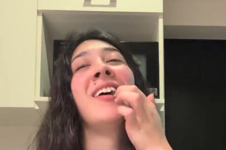 Turista salió regañada por los ticos tras comerse una fruta de forma muy inusual.