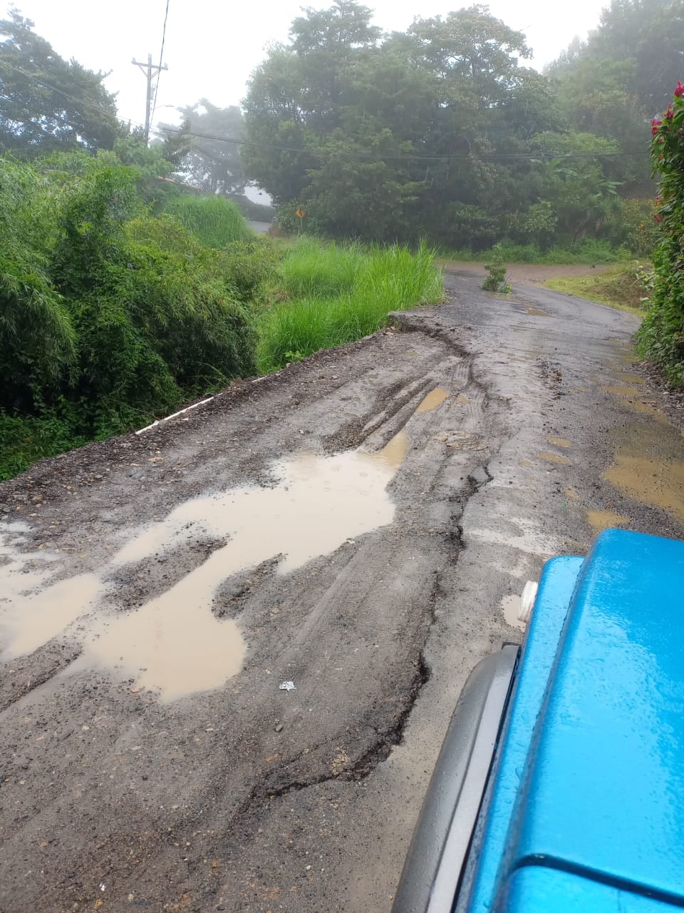 A un día del relleno que hizo la Municipalidad de Desamparados en hundimiento, el material comenzó a lavarse de nuevo y se hizo un hueco.