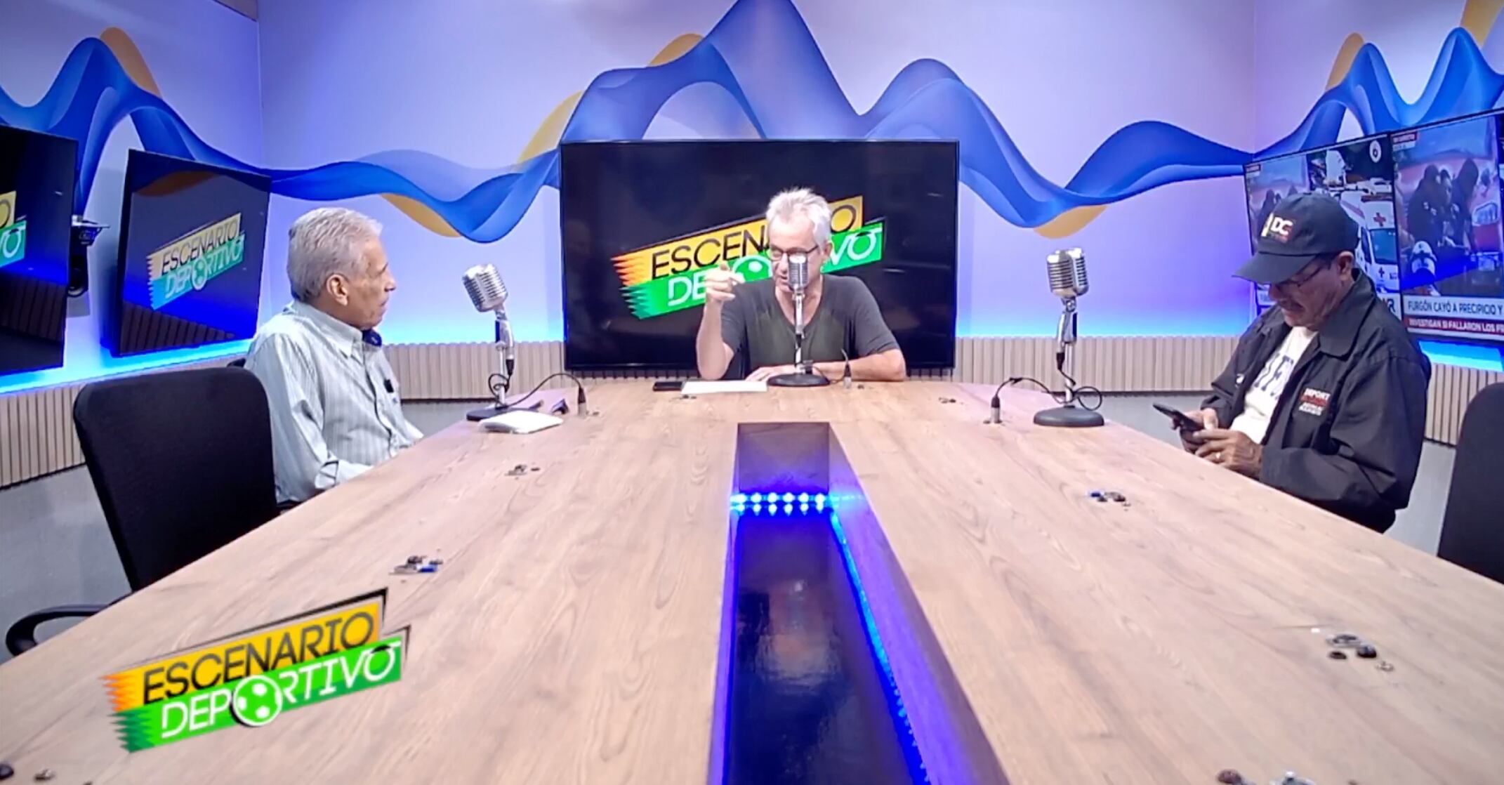 Hernán Morales, Alex Mazón y Adrián Barboza eran los panelistas del programa Escenario Deportivo. Foto: Captura de pantalla.