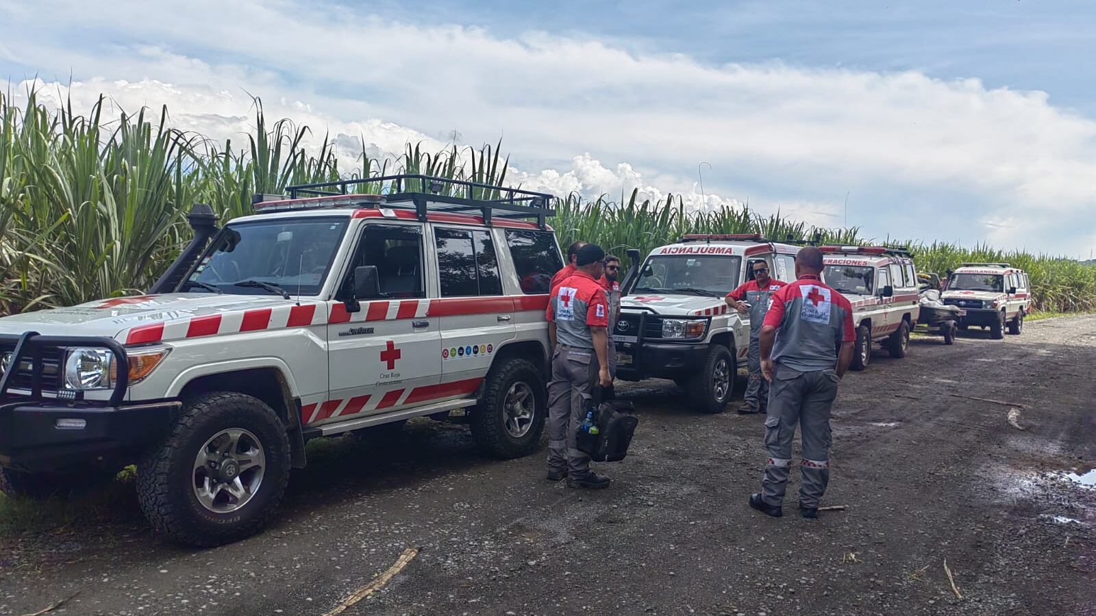 Un menor de 8 años es buscado por la Cruz Roja en Pejibaye de Cartago, luego de que se metiera a una poza de la localidad y se le perdiera el rastro. Foto: Cruz Roja