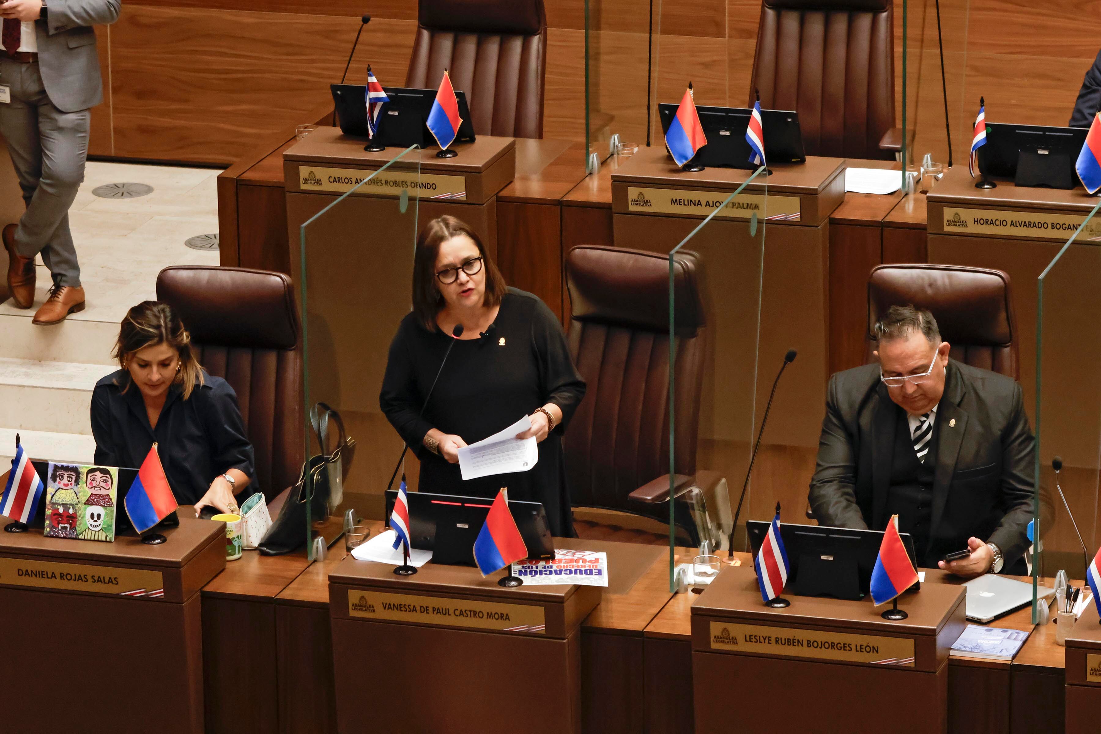 Aprobación de voto de censura contra la ministra de Educación, Anna Katharina Müller.