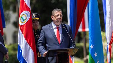 Rodrigo Chaves pidió un aplauso para persona que no se baja ni con aceite y en redes hicieron fiesta