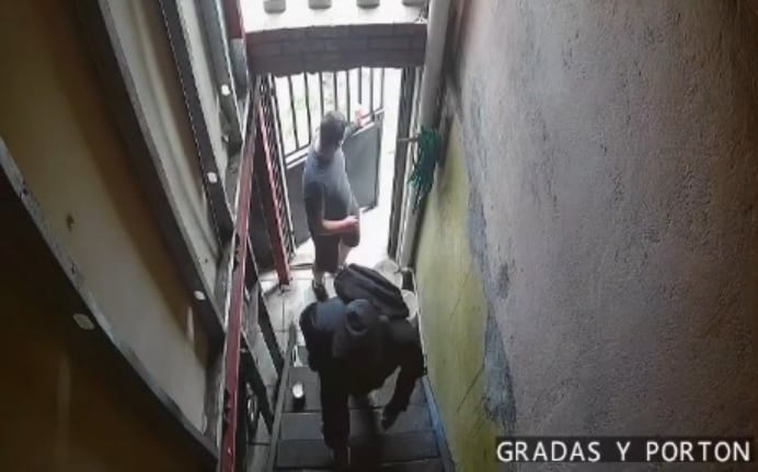 Los presuntos atacantes quedaron grabados en la cámara de video.