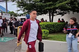Afición de Saprissa talló a los jugadores y les dejó claro lo que quiere previo a partido en El Salvador