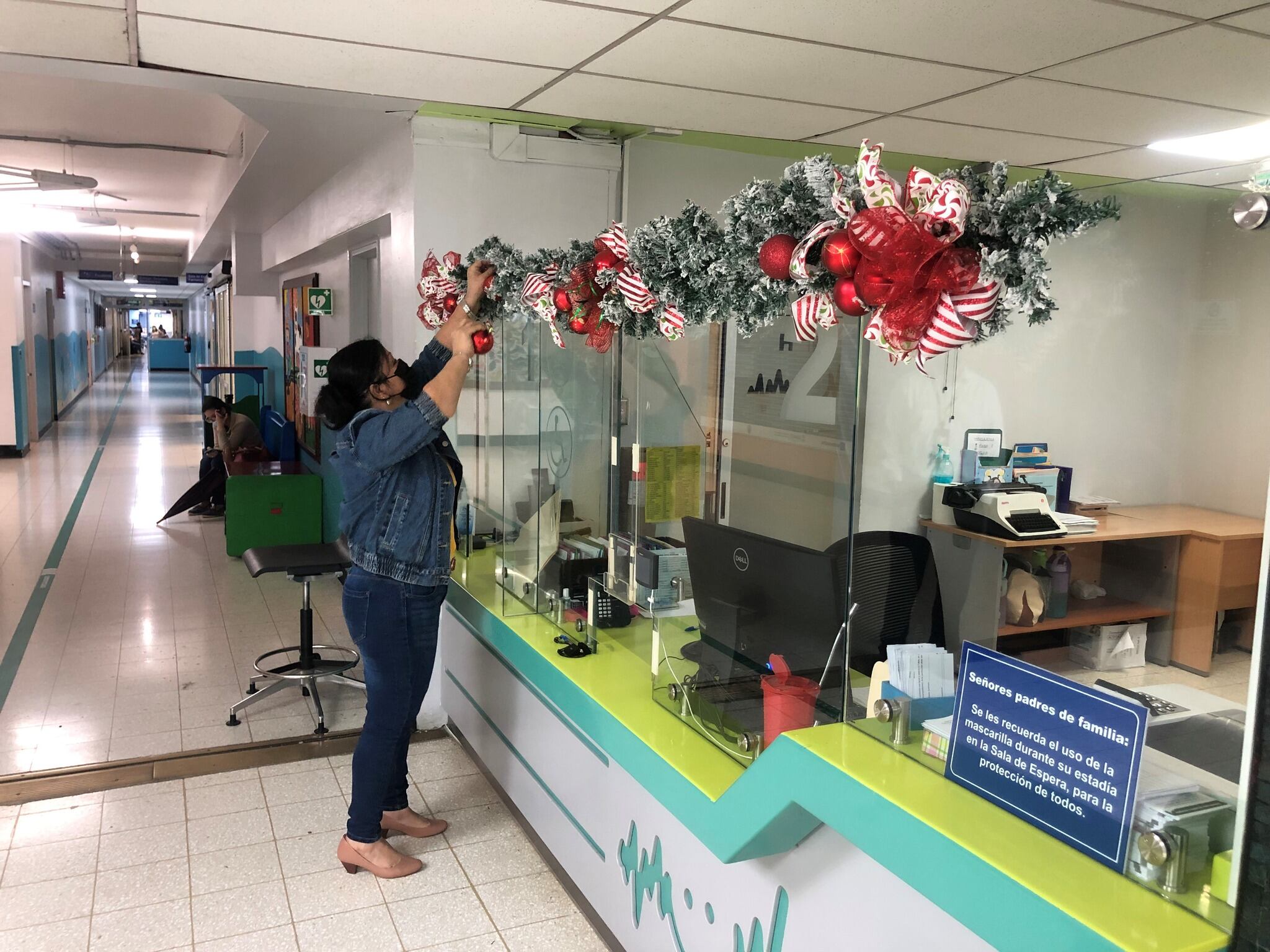 El Hospital Nacional de Niños se llena de color cada navidad gracias a la creatividad e iniciativa de Elsa Castro y Lidieth Chaves, las cuales se hacen cargo de la decoración navideña del centro pediátrico de manera voluntaria.