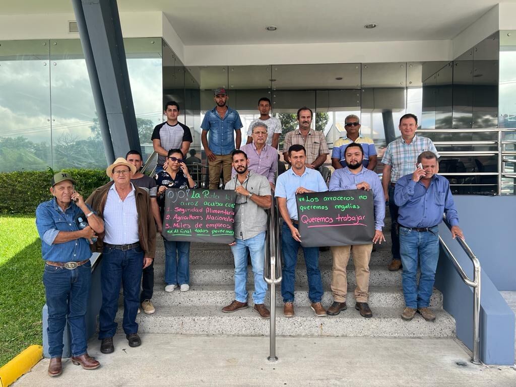 Representantes de diferentes zonas arroceras del país, se dieron cita el 5 de agosto en las afueras de la Sala Constitucional, para presentar coadyuvancias al recurso de amparo interpuesto el pasado 1 de agosto contra el ministerio de Comercio Exterior. En dicho recurso, se cuestiona la disminución de aranceles a la importación de arroz pilado y en granza.