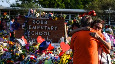 Empiezan funerales de niños y maestros asesinados en escuela de Uvalde, Texas