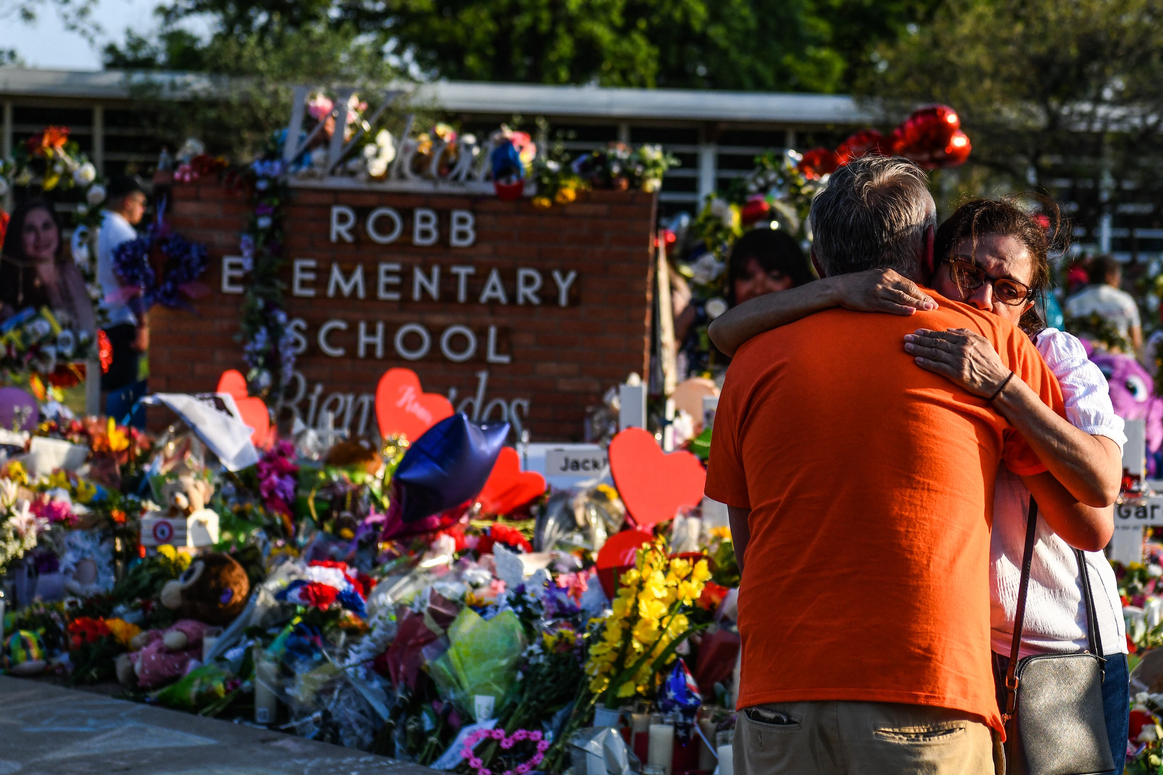 Una mujer llora en un monumento improvisado en la escuela primaria Robb en Uvalde, Texas, el 30 de mayo de 2022. Las familias afligidas celebrarían el martes los primeros funerales de las víctimas del tiroteo en Texas, una semana después de que una masacre escolar dejara 19 niños y dos maestros muertos. y el presidente Joe Biden prometió impulsar una regulación más estricta de las armas en Estados Unidos.