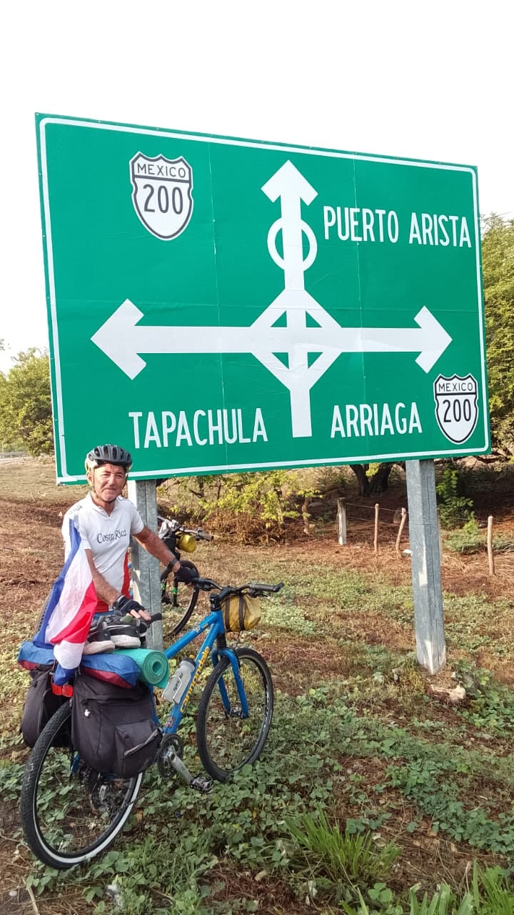 Tremenda leccion de vida, otra vez, nos está dando don Marco Luis Benavides Segura, mejor conocido como Makey Benavides. El ciclista costarricense, de la pura cepa de Esparza, pedaleando firme y constante ya llegó a México.