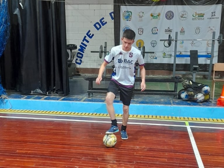 Rodrigo Ureña Monge, vecino del barrio Guadalupe de Tarrazú, en plena Zona de los Santos, tiene una historia que combina café, madrugadas y mucha perseverancia