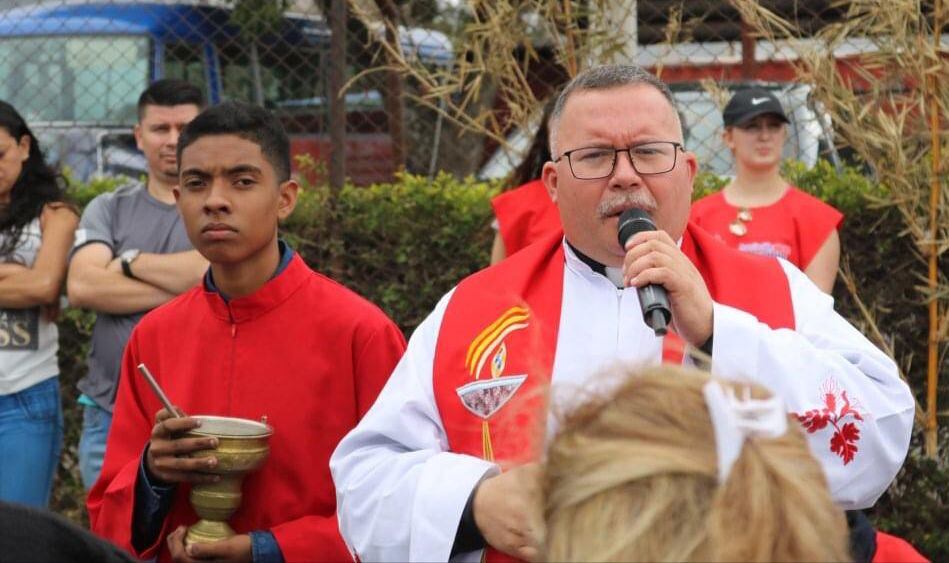 Octavio Zambrana Espinoza es un tico-nicaragüense que por estos días está celebrando el haber sacado un título académico sin olvidar que el camino para ese triunfo de vida comenzó cuando el padre Sergio Valverde de la Asociación Obras del Espíritu Santo les abrió las puertas