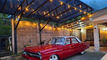 El Mercury Comet 1965 que Esteban rescató del óxido y que usa en bodas y viajes hasta la frontera