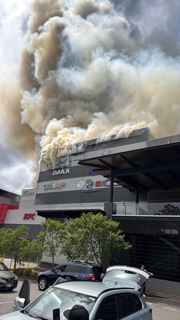 El incendio se reportó a eso de las 9:30 a.m. de este sábado.