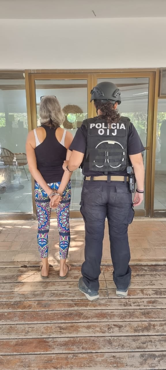 A una suiza de apellido Schaerer, de 58 años, dueña de un hotel en playa Tamarindo en Guanacaste, le descubrieron marihuana y dinero en su hotel. Foto: OIJ