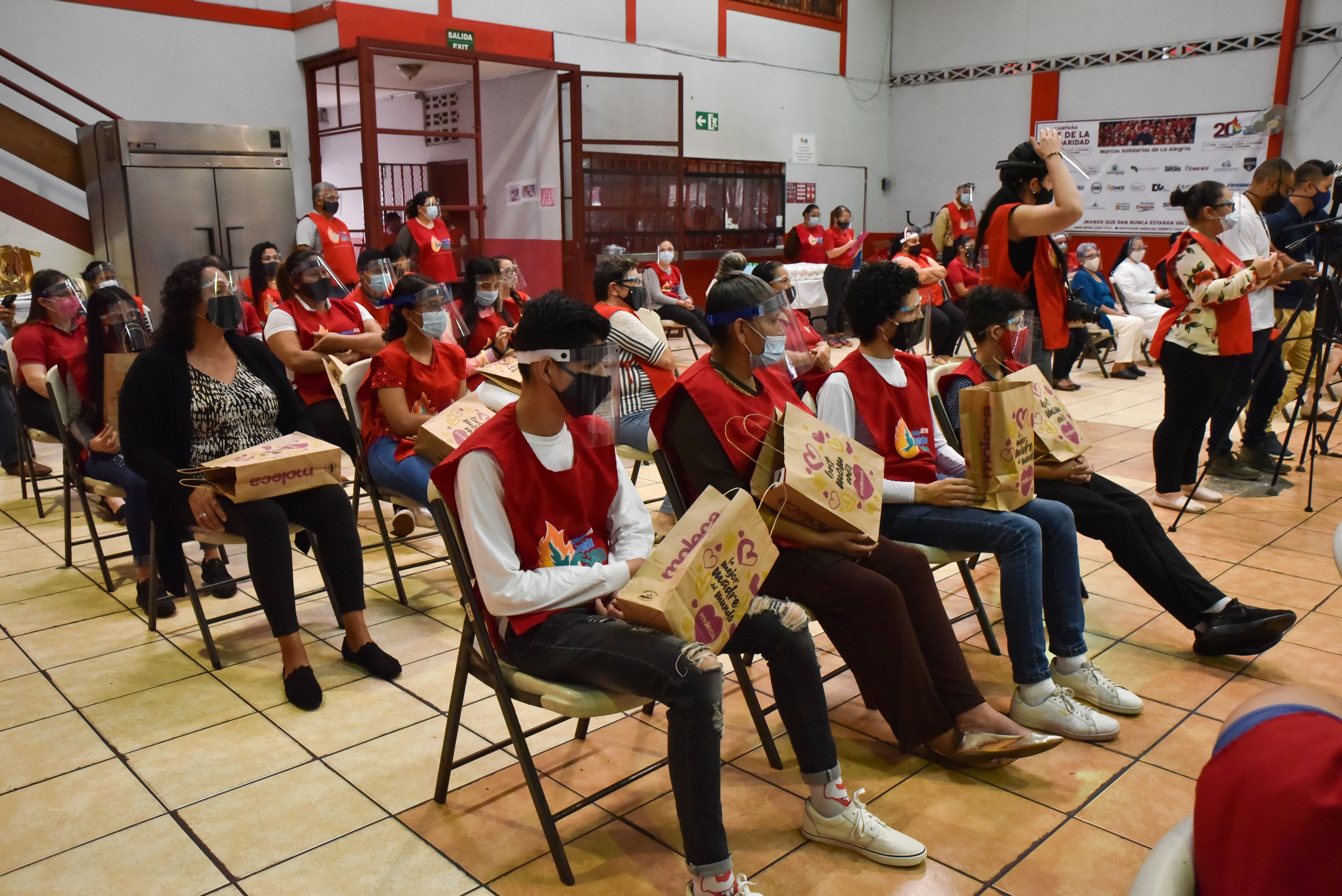 La distribuidora de calzado Grupo A en colaboración con la empresa brasileña Calçados Beira Rio, donó 1.440 pares de zapatos a familias de escasos recursos, a través de la Asociación Obras del Espíritu Santo del Padre Sergio Valverde.