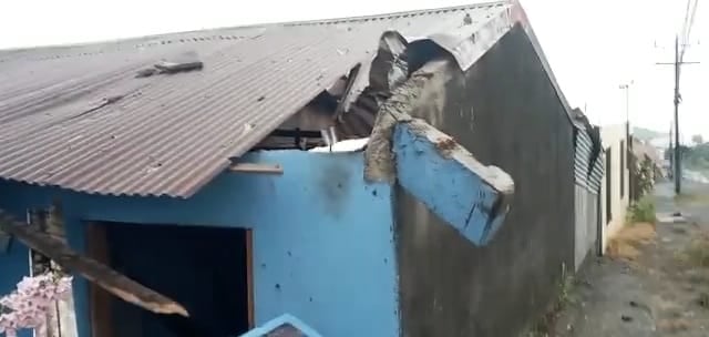 Carro cae encima de casa en Aguas Zarcas de San Carlos. Foto Edgar Chinchilla.