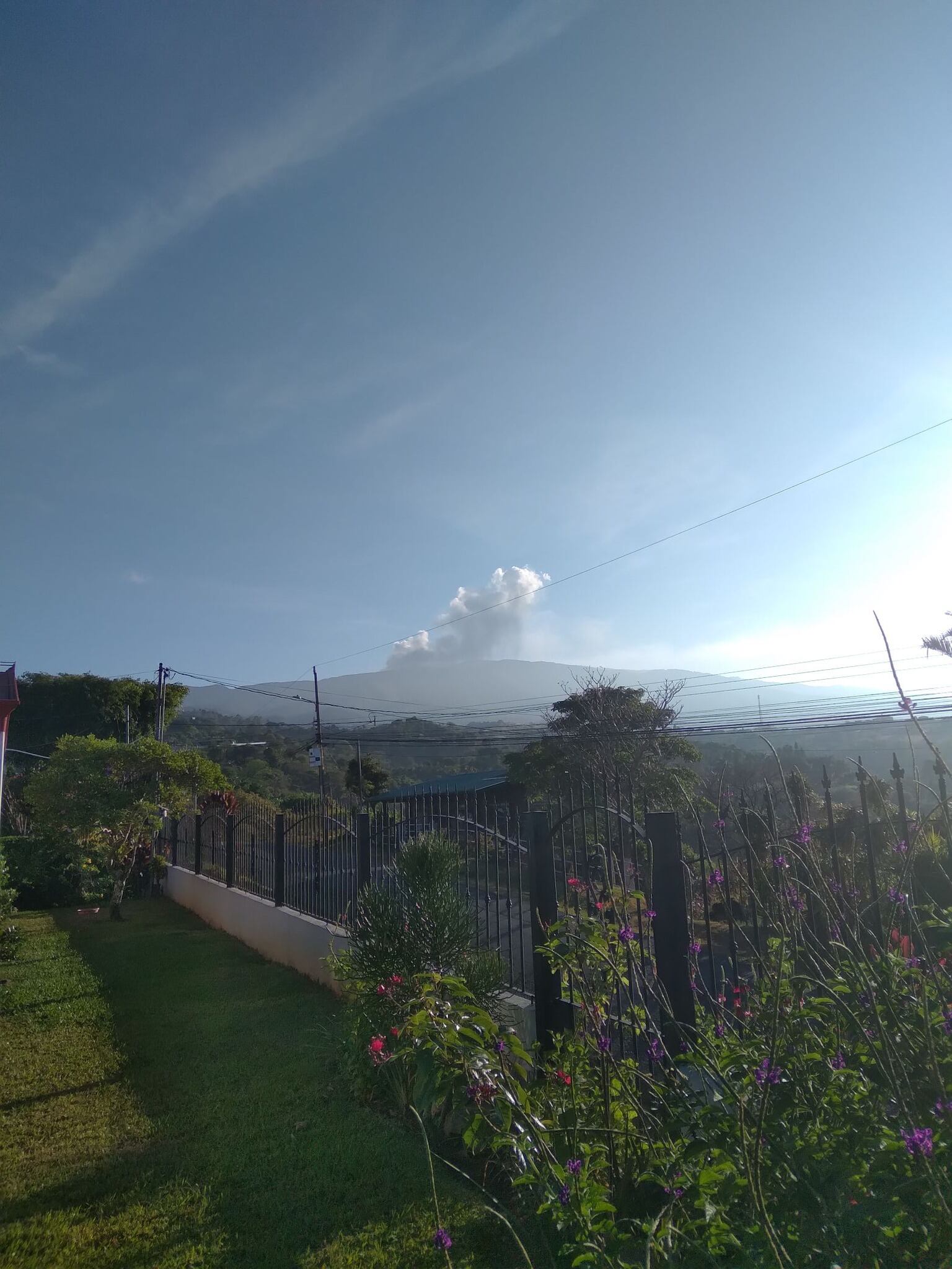 Erupción volcán Poás, 8 de abril. Foto
