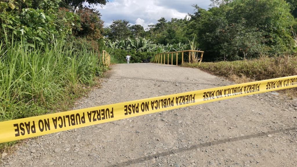 La Policía acordonó la escena donde quedó tirado el fallecido, de 58 años, en una calle de lastre en Valle de las Rosas, Limón. Foto: Raúl Cascante.