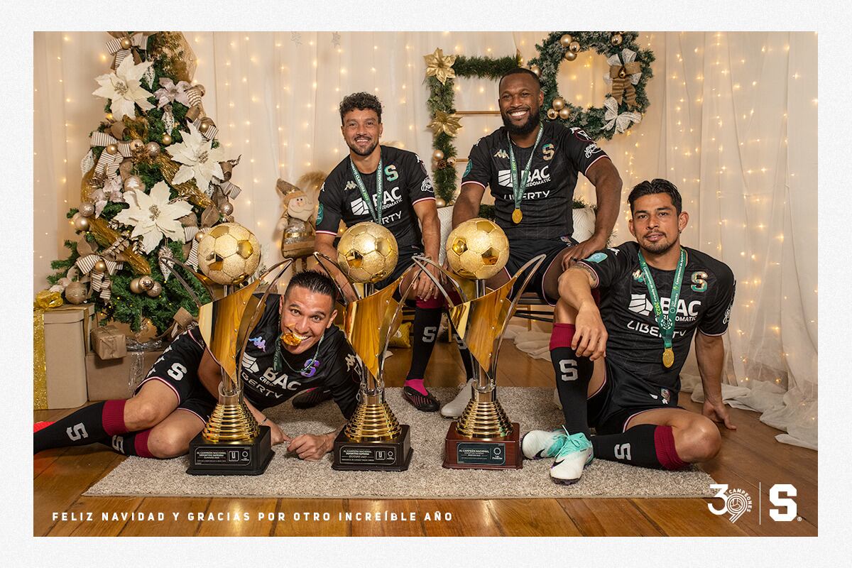 Los jugadores del Saprissa se dieron gusto mostrando sus últimas copas.