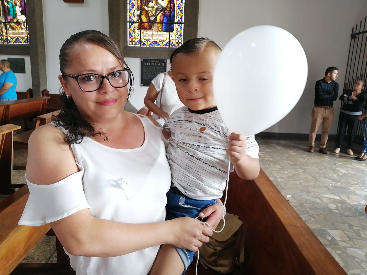 Familiares y seres queridos dan último adiós al pequeño Gael. Foto Keyna Calderón.