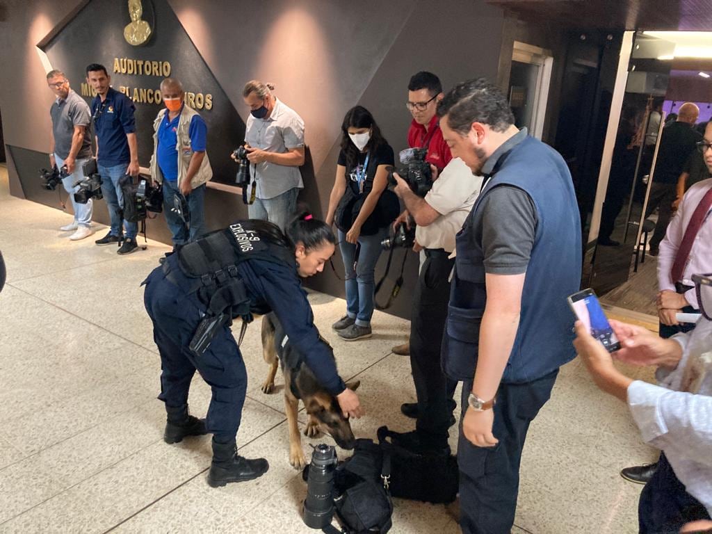 Lectura por tanto contra la Reina del Sur. Foto Silvia Coto.