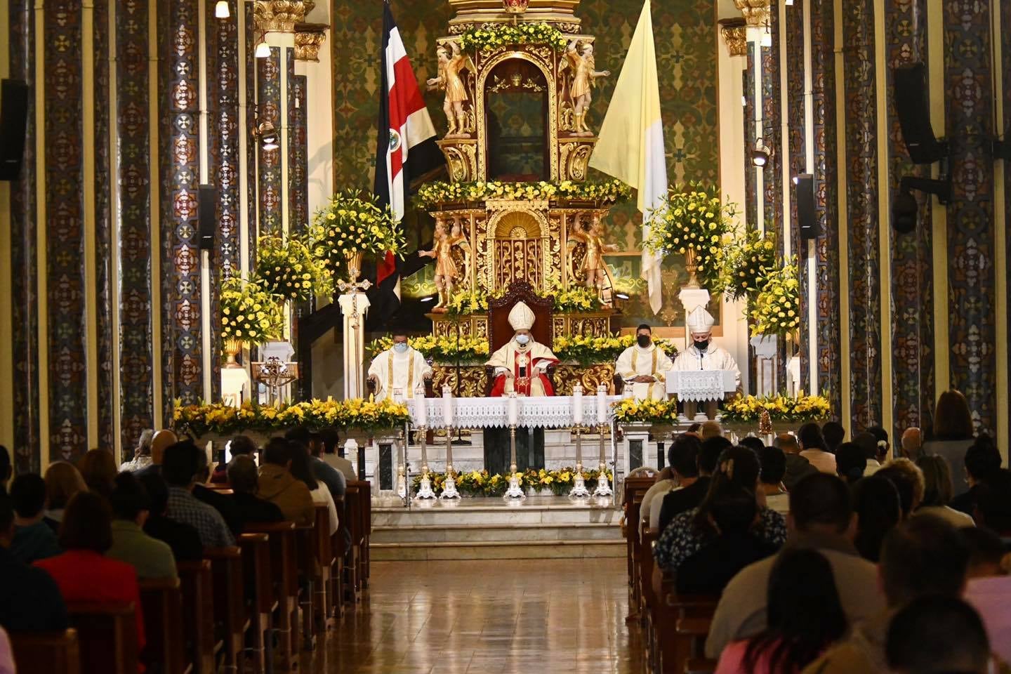 La tradicional Vestición, cambiarle el vestido el 1 de agosto de cada año a la Virgen de Los Ángeles en Cartago, se realizó ese 2021. El vestido lo realizó la arquidiócesis de San José como parte de las celebraciones del bicentenario de nuestra democracia.