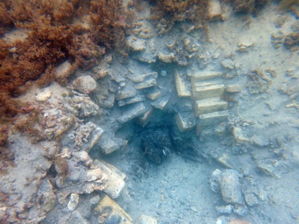 Además de ladrillos, se han encontrado pedazos de madera.