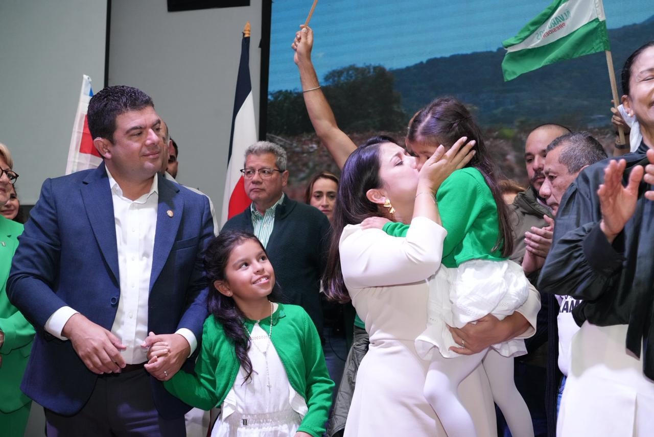 अल्वारो रामोस, नॅशनल लिबरेशन पार्टीचे उमेदवार, जिथे त्यांनी पराभव स्वीकारला.