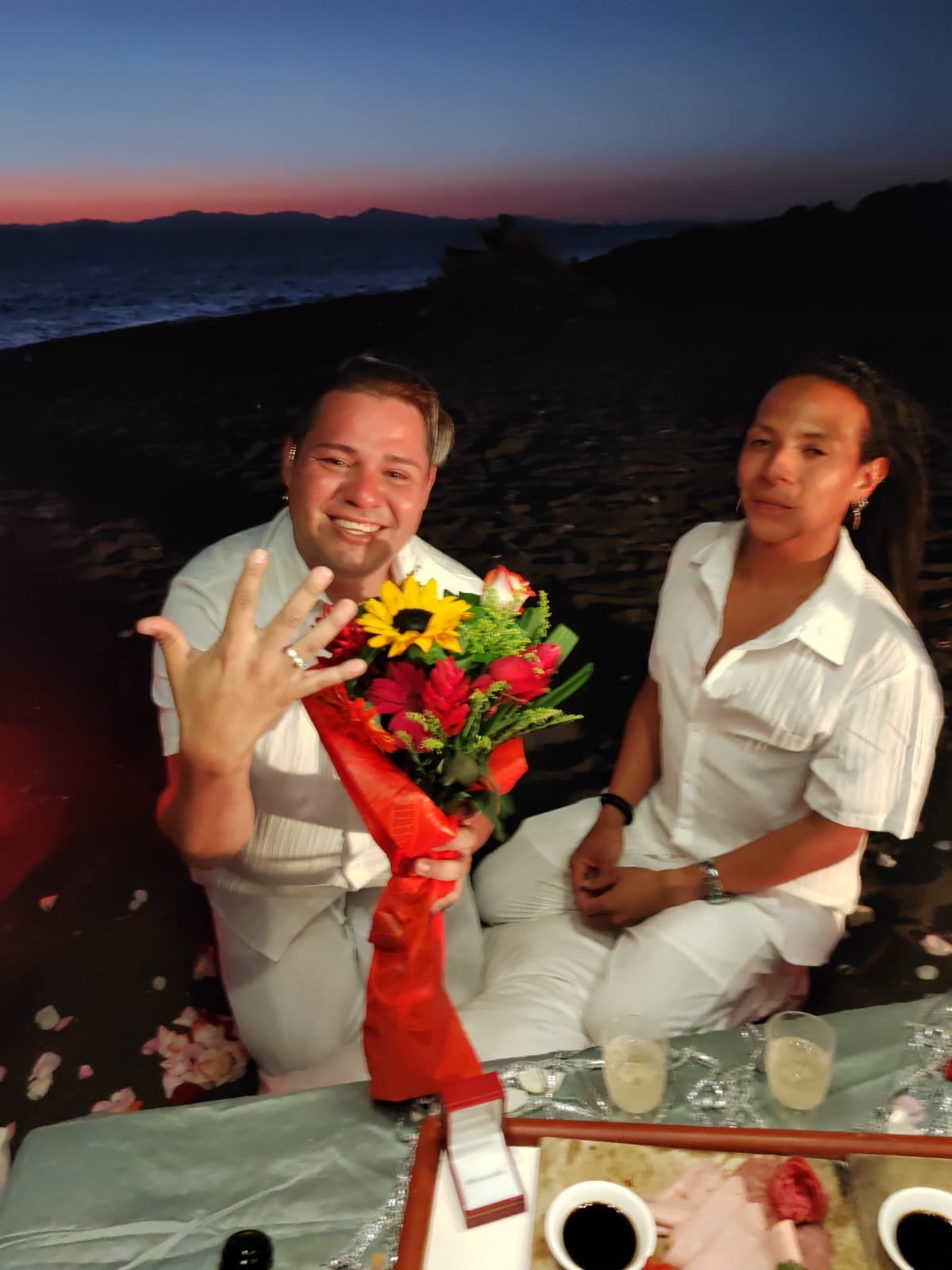 Cantante Juanjo Sánchez y su ahora prometido Leonel Chaves.