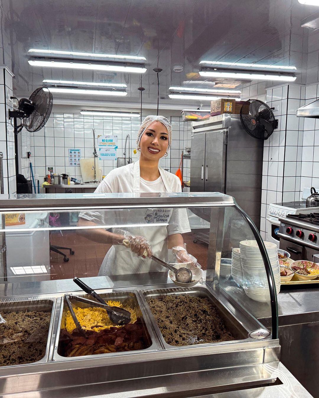 Elena Correa cocina gallo pinto para la Fundación Bandera Blanca