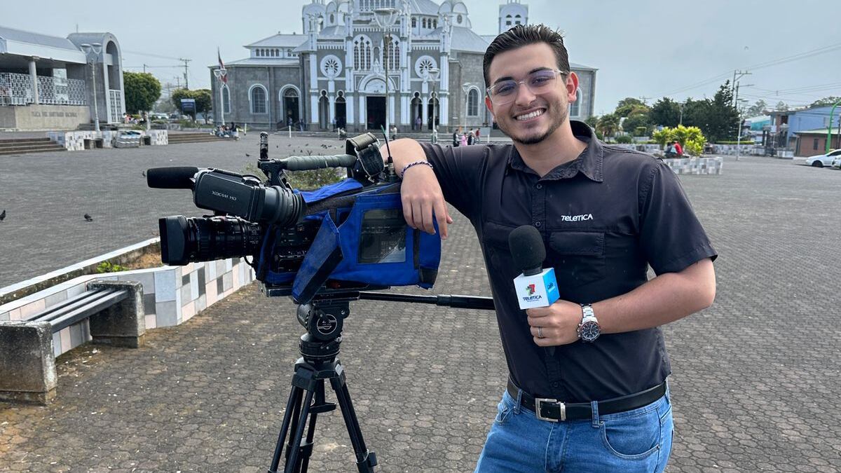 Rubén McAdam trabaja en Teletica desde hace casi tres años; el programa Calle 7: Informativo es su casa