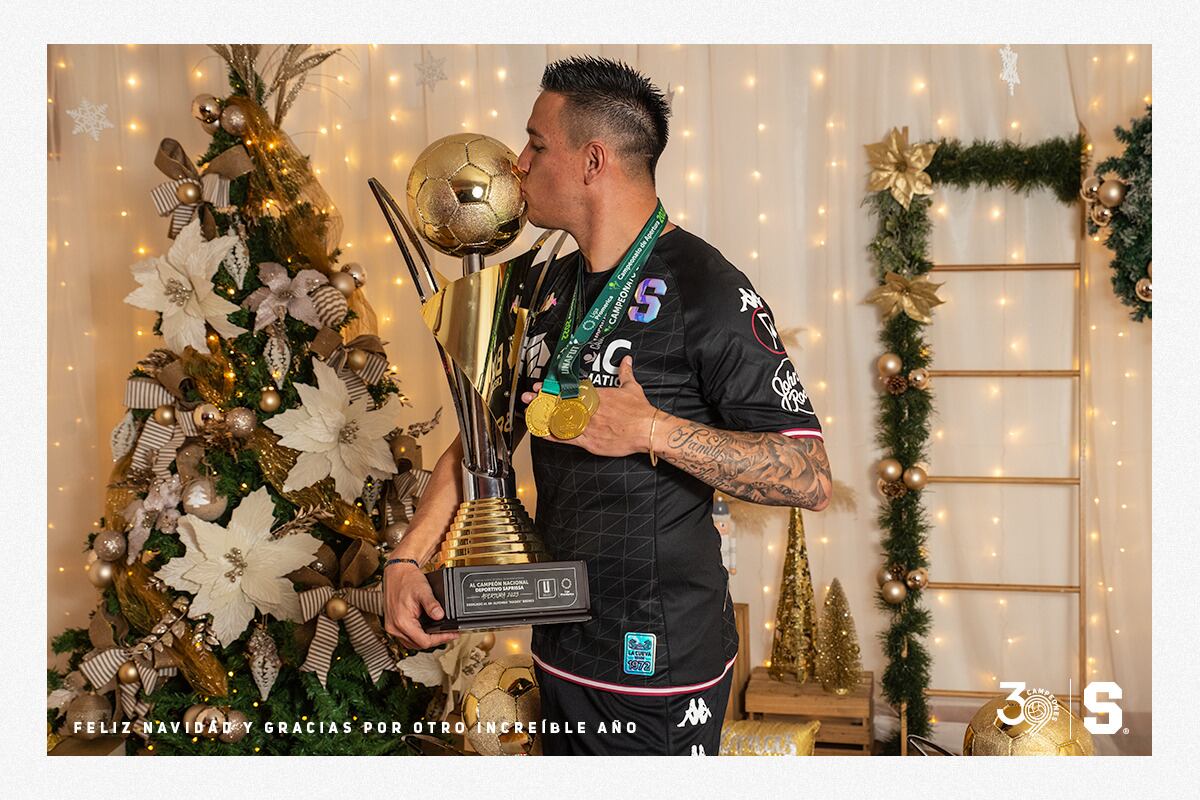 Los jugadores del Saprissa se dieron gusto mostrando sus últimas copas.