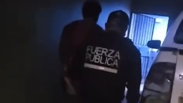 Supuesto violador trató de esconderse de policías de una forma insólita