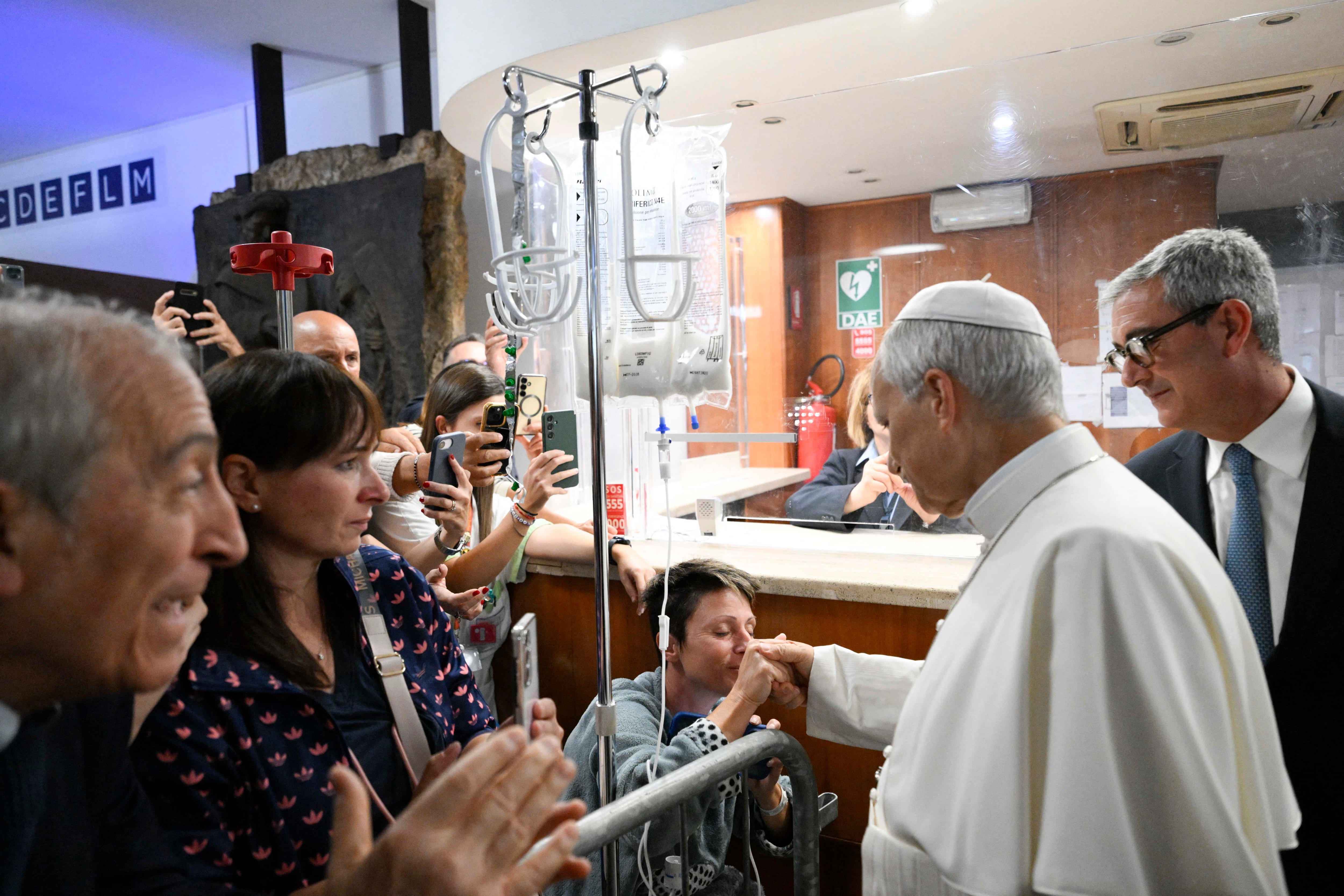 El papa conversó con una joven ucraniana, sobreviviente de cáncer, durante su estancia en el hospital Gemelli de Roma. La paciente le expresó sus deseos de pronta recuperación.