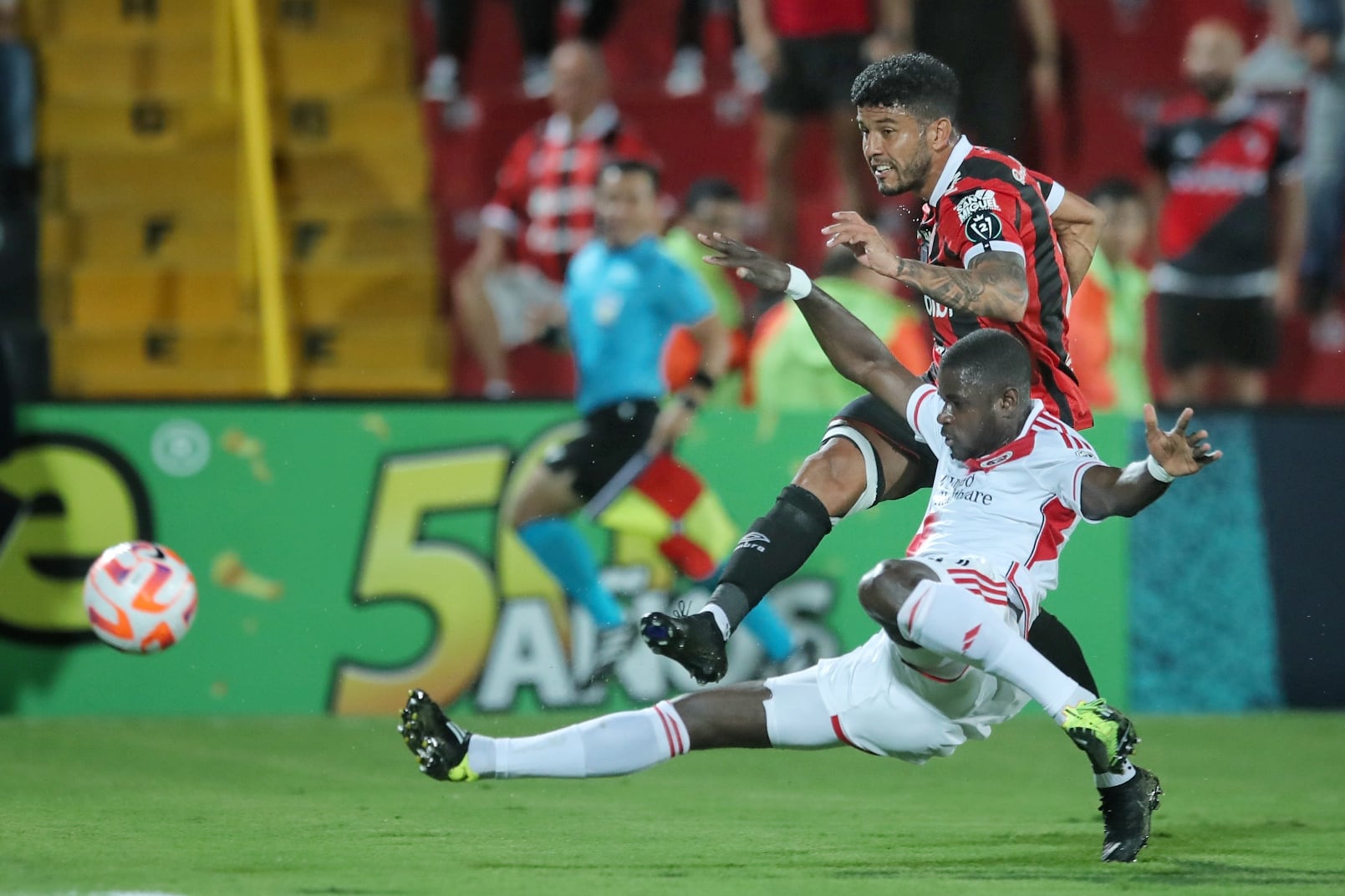 12/03/2024/ juego de vuelta entre Liga Deportiva Alajuelense vs New England Revolution por la CONCACAF Champions Cup en el estadio Alejandro Morera Soto donde el técnico Alexandre Guimarães vuelve al fútbol de Costa Rica dirigiendo a la Liga / Foto John Durán