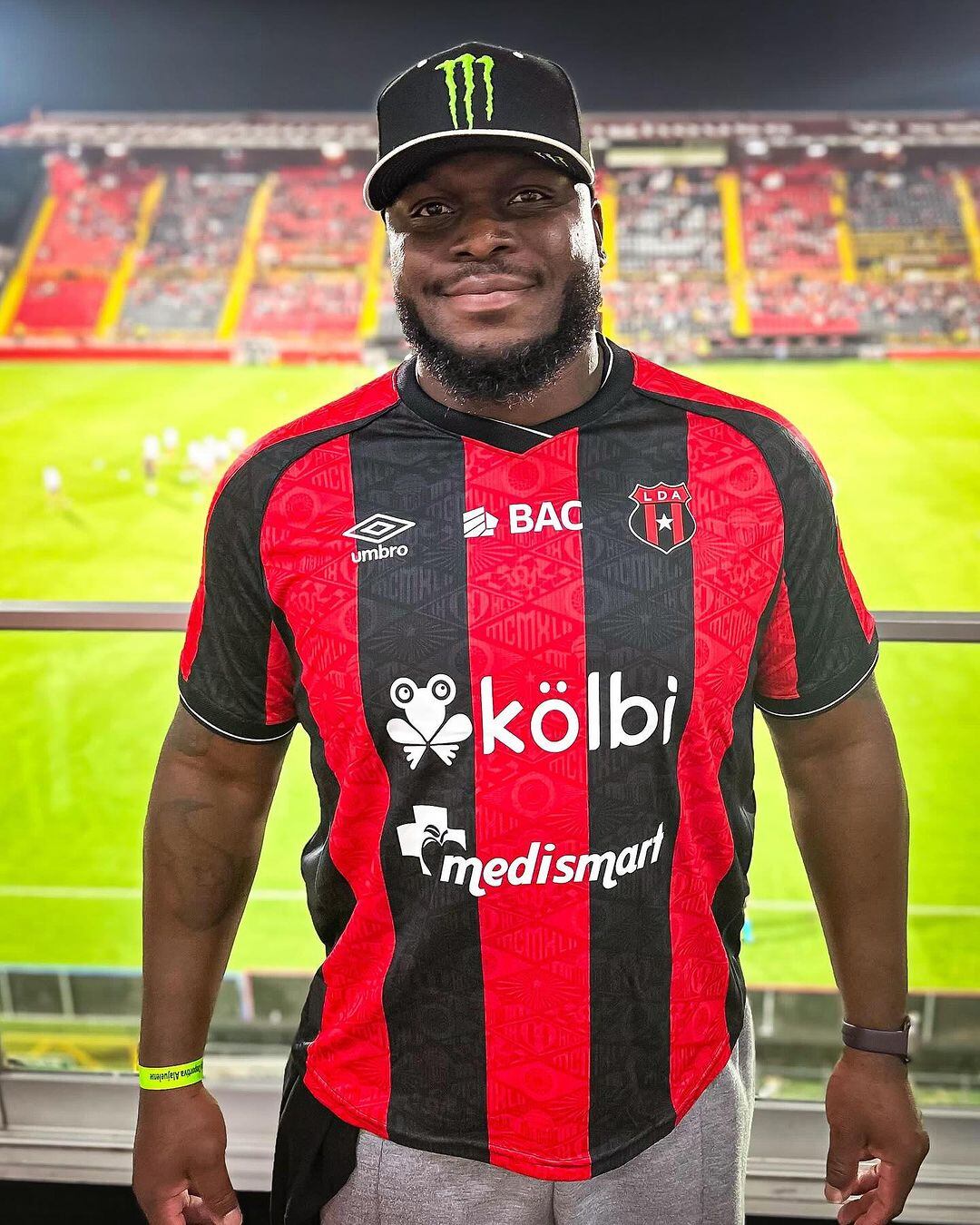 El luchador norteamericano Derrick Lewis no se quiso perder el juego entre Alajuelense y Comunicaciones. Instagram.