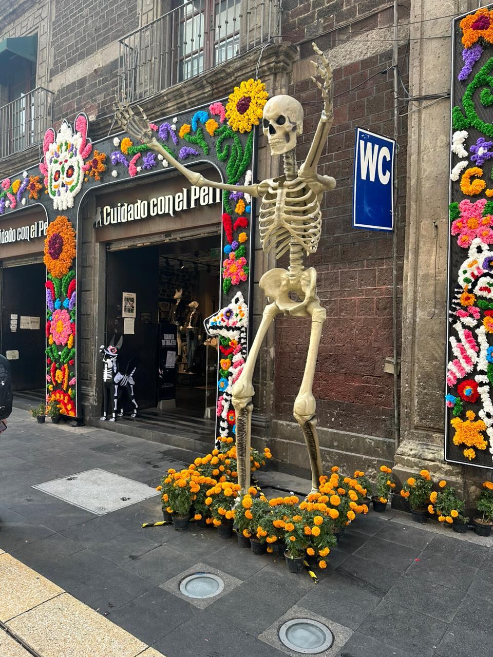 Por donde ande uno se topa figuras alusivas al Día de Muertos.