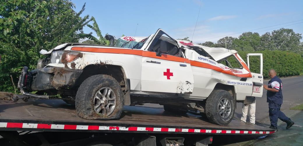 Cruzrojista sufre accidente de tránsito en San Carlos. Foto Edgar Chinchilla.