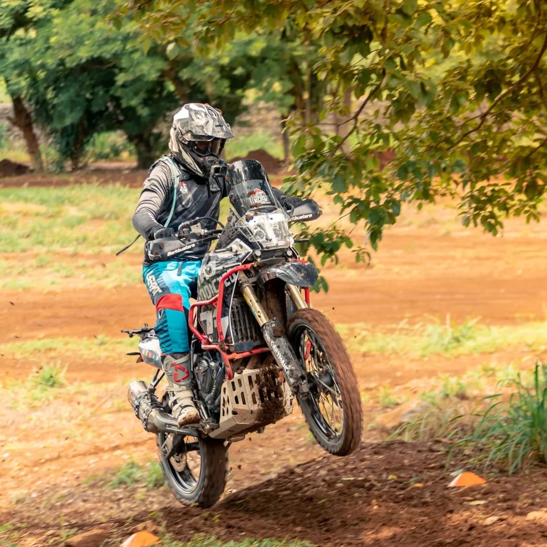 Gary Manzanida Vargas tiene una moto Yamaha Tenere 700 con la que recorre Costa Rica