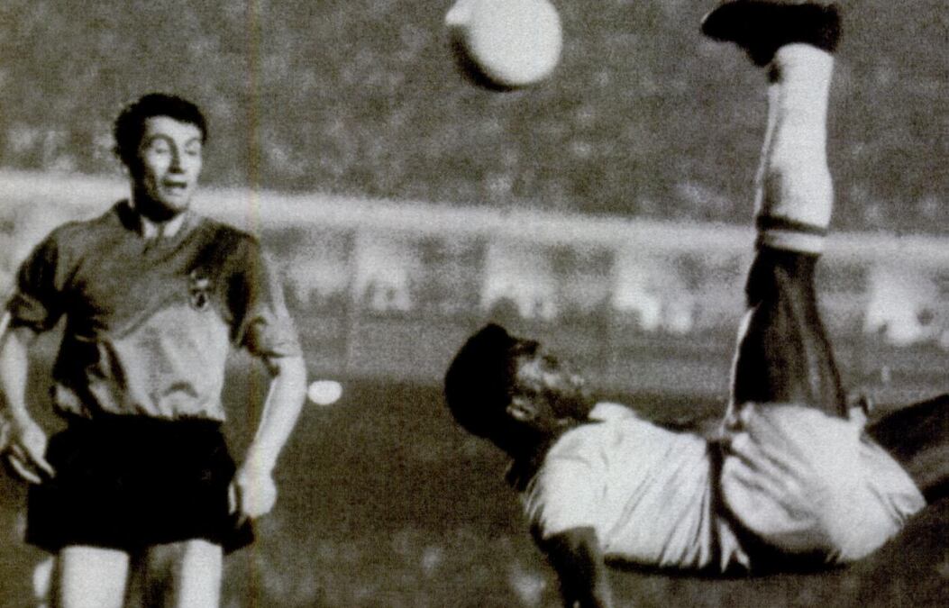 Pelé con Brasil en partido contra Bélgica.
