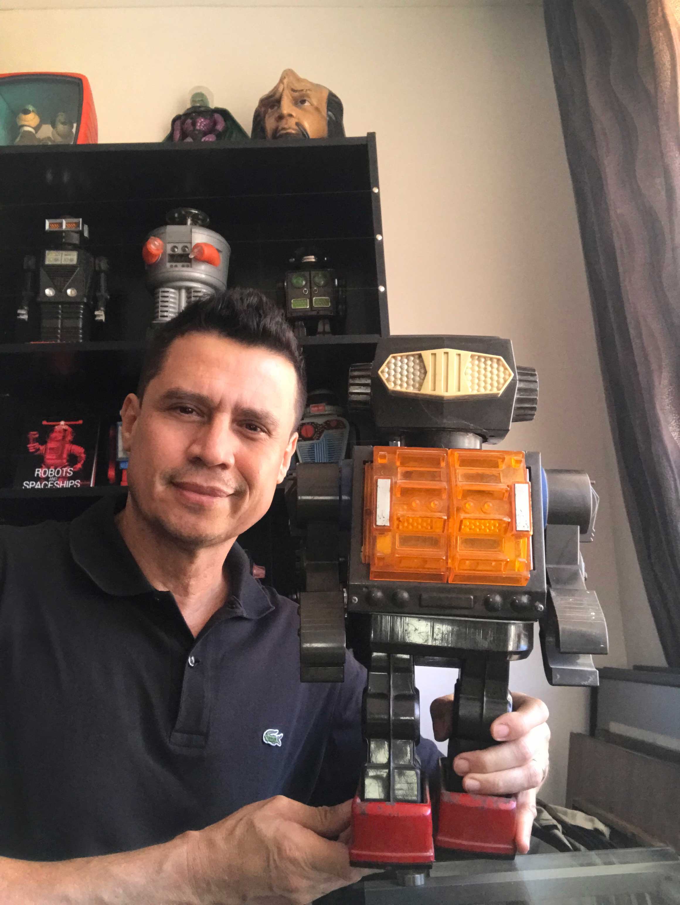 Joaquín Brenes Murillo, quien nació en 1971, colecciona juguetes de antaño. Tiene una página en Facebook que se llama "Vintage Toys Costa Rica".