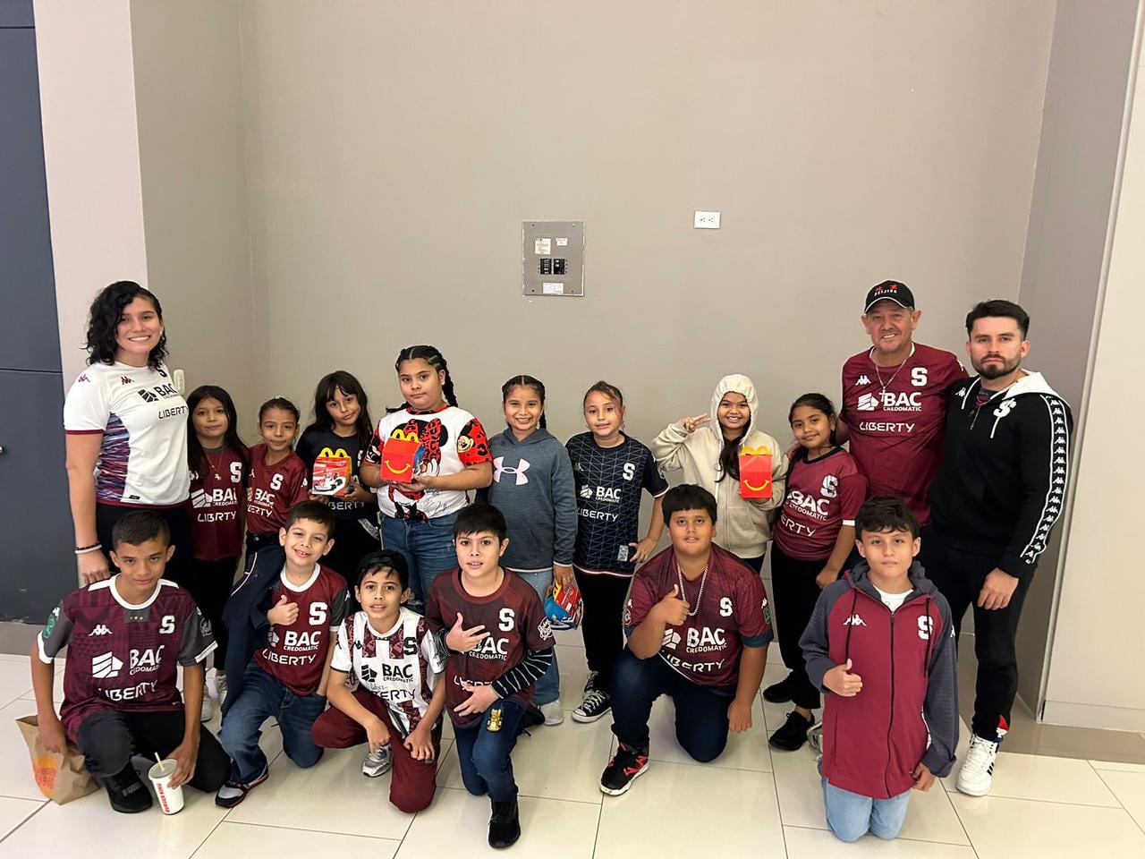 Un grupo de niños de la Escuela Juanito Mora de Puntarenas vivieron un día inolvidable en el estadio Ricardo Saprissa. Cortesía.