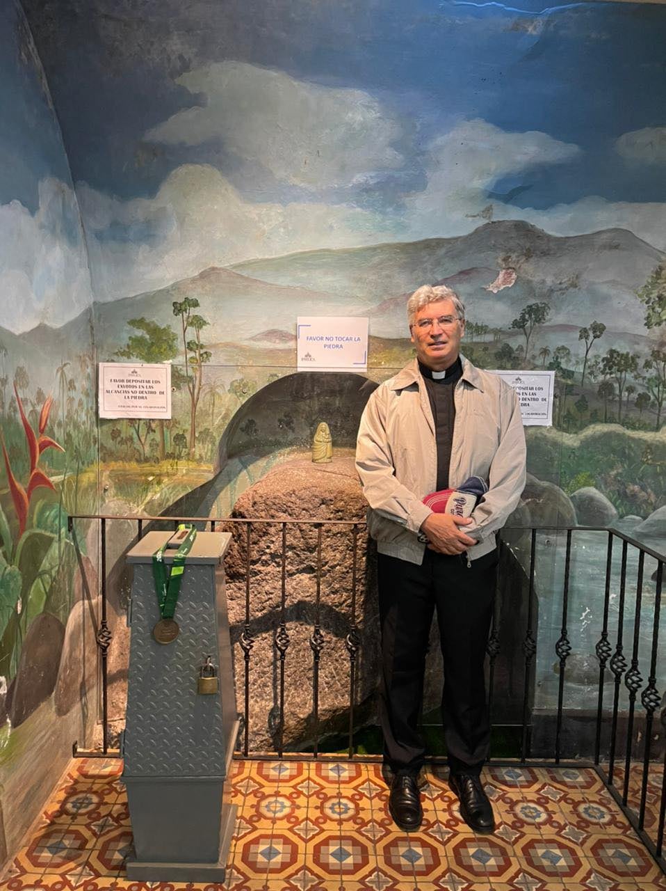 Entre el lunes 21 y el jueves 24 de junio pasado la iglesia católica de Costa Rica hizo historia al realizar por primera vez un Curso Académico sobre Exorcismo y Oración de Liberación. En la foto el padre Pedro Barrajón de España visitando La Negrita.