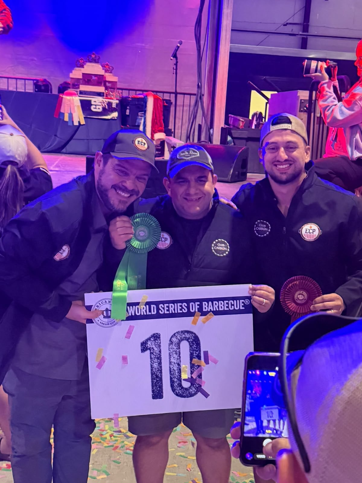 Club Carbón CR de la Escuela Costarricense de Parrilleros, terminó en el puesto 31 entre 158 equipos campeones y metió la carne de res en el Top 10 mundial. José Pablo Fallas, capitán de Club Carbón CR, el equipo lo completan Kevin Porras y Óscar Arias, instructores de la Escuela Costarricense de Parrilleros.