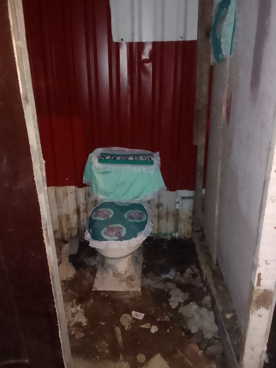 Emily Espinoza y sus cinco hijos viven en condiciones muy difíciles, en la ciudadela León XIII, en Tibás.