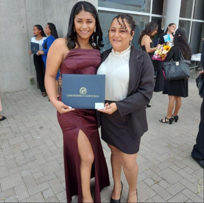 Wendy Osegueda Montalván se graduó como bachiller en Contaduría Pública de la Universidad de Costa Rica (UCR) el pasado viernes 19 de abril y lo primero que hizo tras la graduación fue irse en una pura carrera a la Asociación Obras del Espíritu Santo y regalarle el título al padre Sergio Valverde. En la foto Wendy con su mamá, Jacqueline Montalván Cruz.
