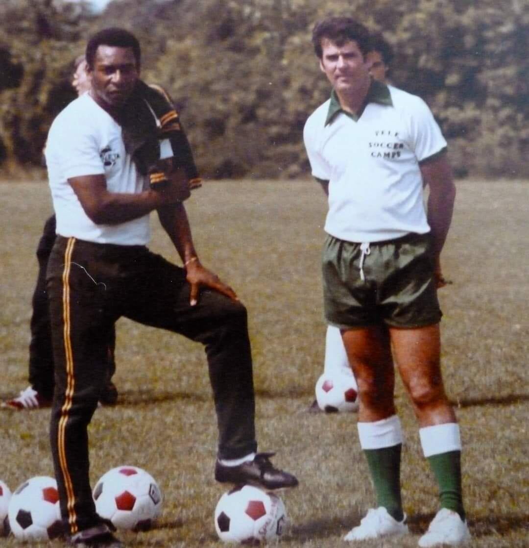 Arnoldo Ramírez Zamora nació el 3 de abril de 1944 en Chepe, específicamente en barrio México, lugar en el que vivió hasta los 11 años para después irse (en 1955) con su familia a Estados Unidos en donde muchos años después se hizo amigo de la mayor gloria brasileña del fútbol de todos los tiempos y considerado el mejor futbolista de toda la historia, Edson Arantes Do Nascimento, Pelé